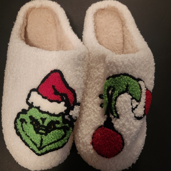 Cozy Grinch Christmas Slippers New! No Tags - Picture 1 of 3